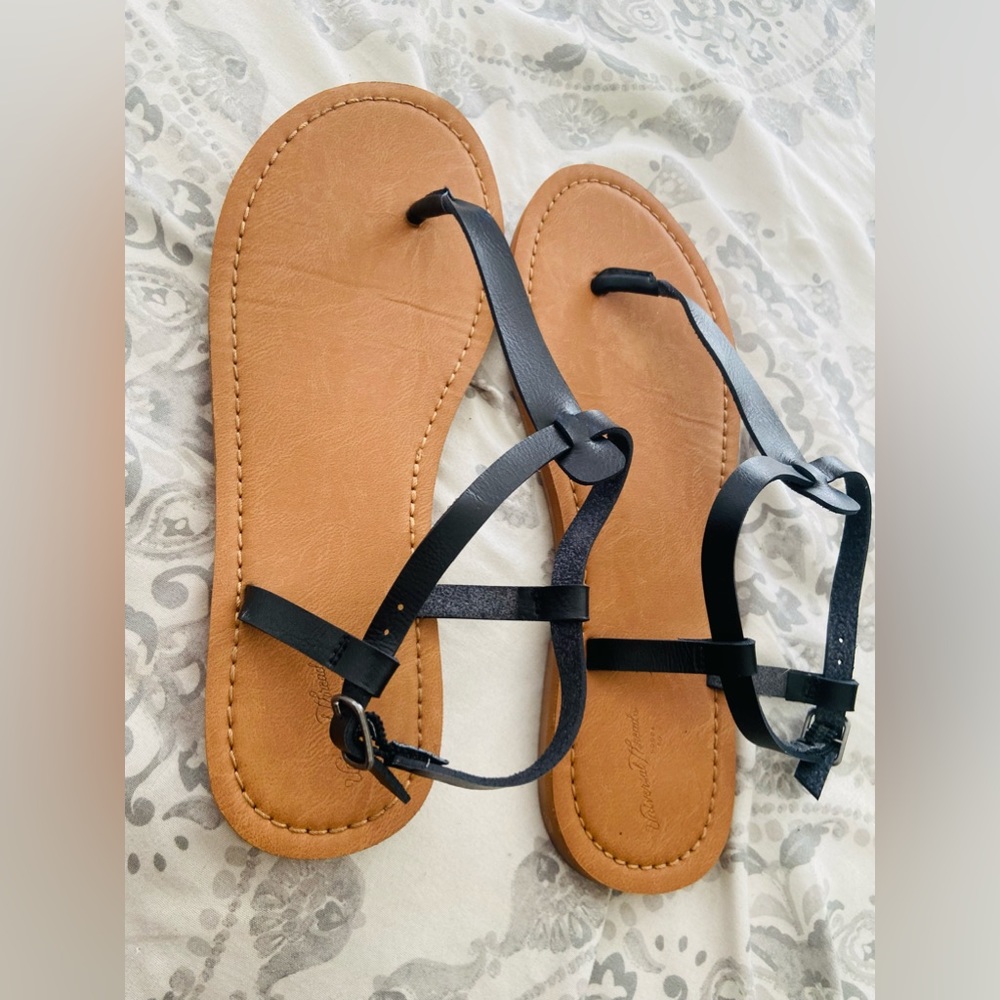 Universal Thread Sandals